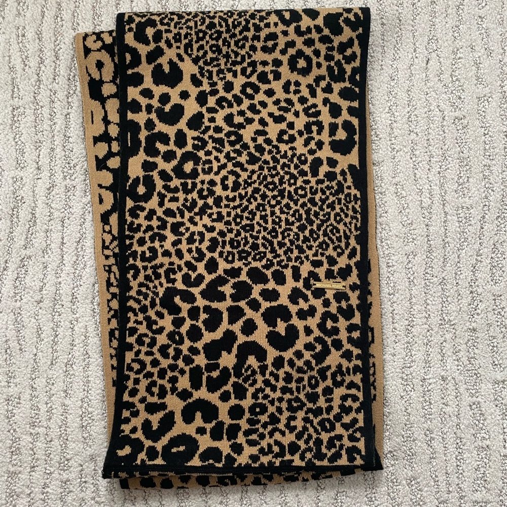 MICHAEL KORS LEOPARD PRINT INFINITY SCARF